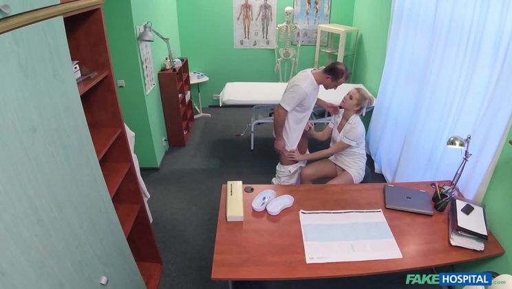 Hemşire formasıyla gelen hatun doktorun sikini amına alıyor
