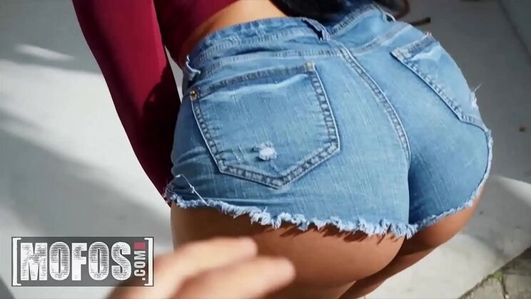 Sokakta topladığı esmer hatun koca sikini emip yutuyor