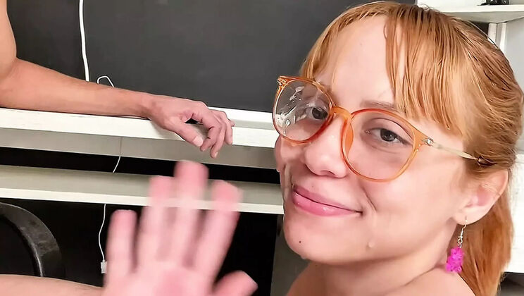 Zayıf çıtır Melissa çömelip suratına taş gibi boşaltıyorlar